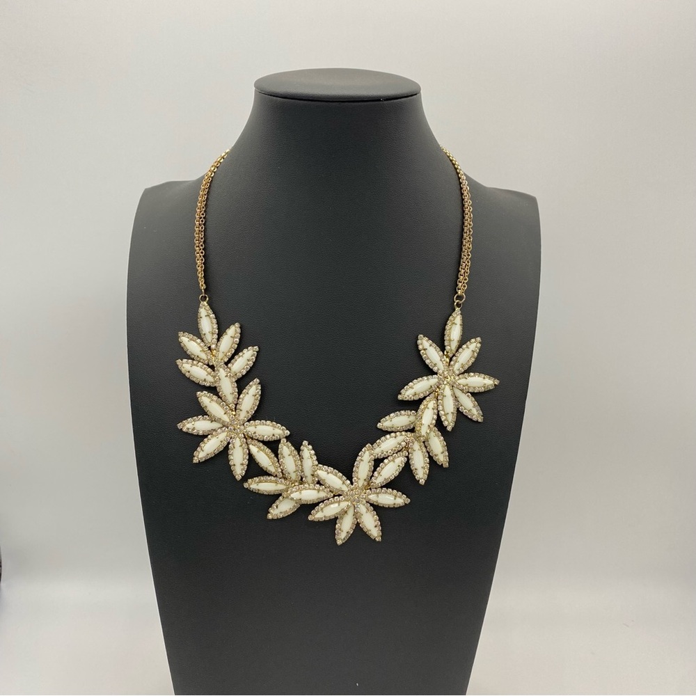 Talbots White Star Burst Flower Vintage Necklace - Picture 1 of 9